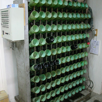 from around 1970: this curious machine gently but constantly rocks the yeast in the direction of the bottle neck. Today still only used for the Rosé